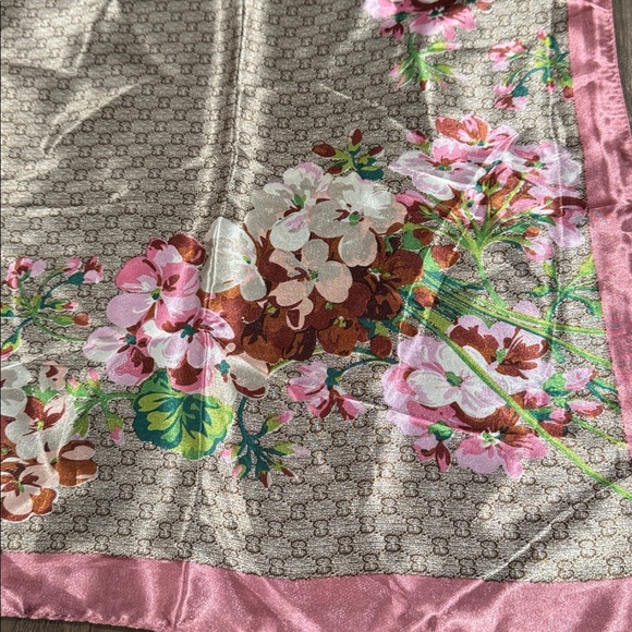 Chic & Versatile Scarf - Picture 3 of 5